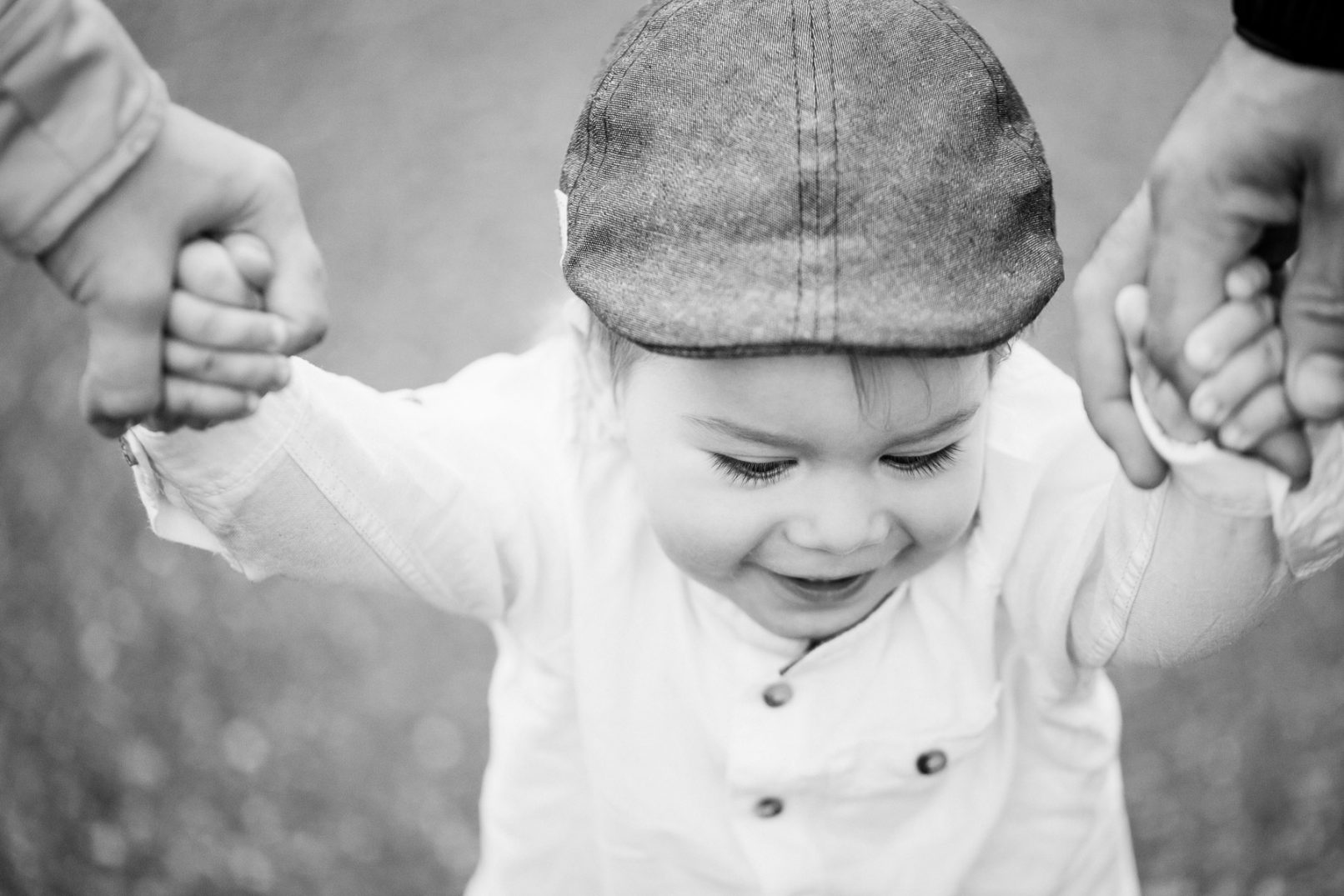 Lapsikuvaus 1-vuotias käsikädessä - Helsinki, Espoo, Siru Danielsson Photography