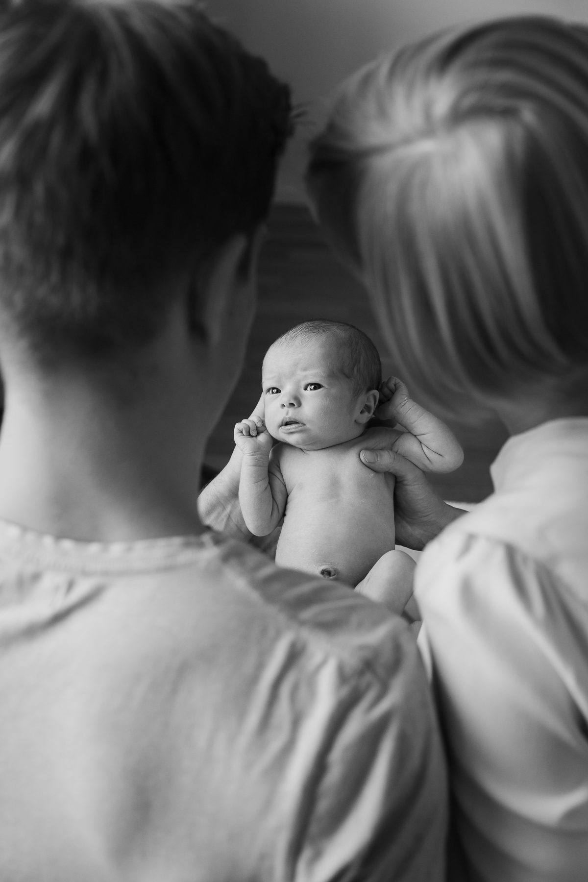 Vastasyntyneen kuvaus äiti ja isä katsovat vauvaa, vauvakuvaus - Helsinki, Espoo, Siru Danielsson Photography
