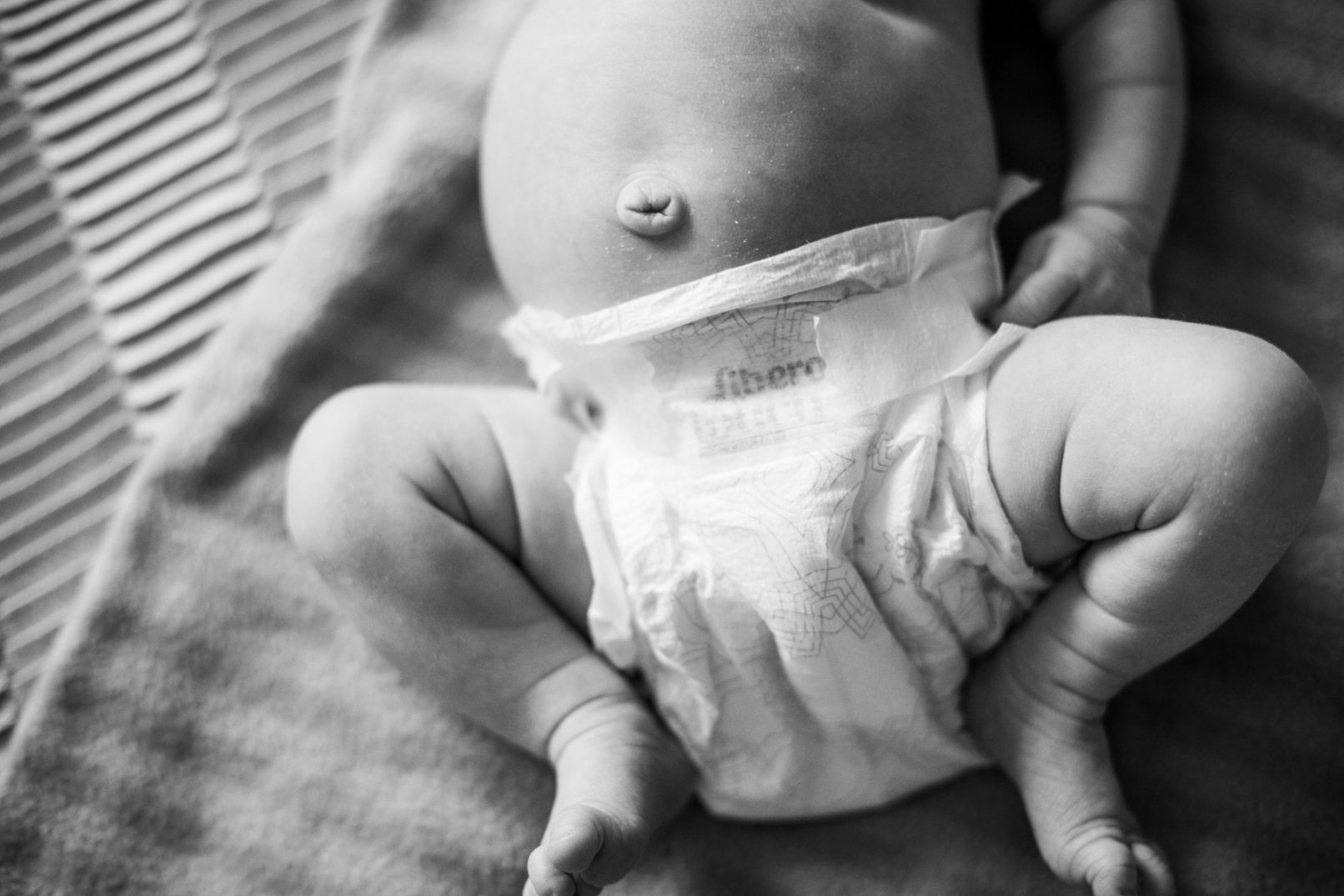 Yksityiskohta vauvan napa, vauvakuvaus, Helsinki - Siru Danielsson Photography