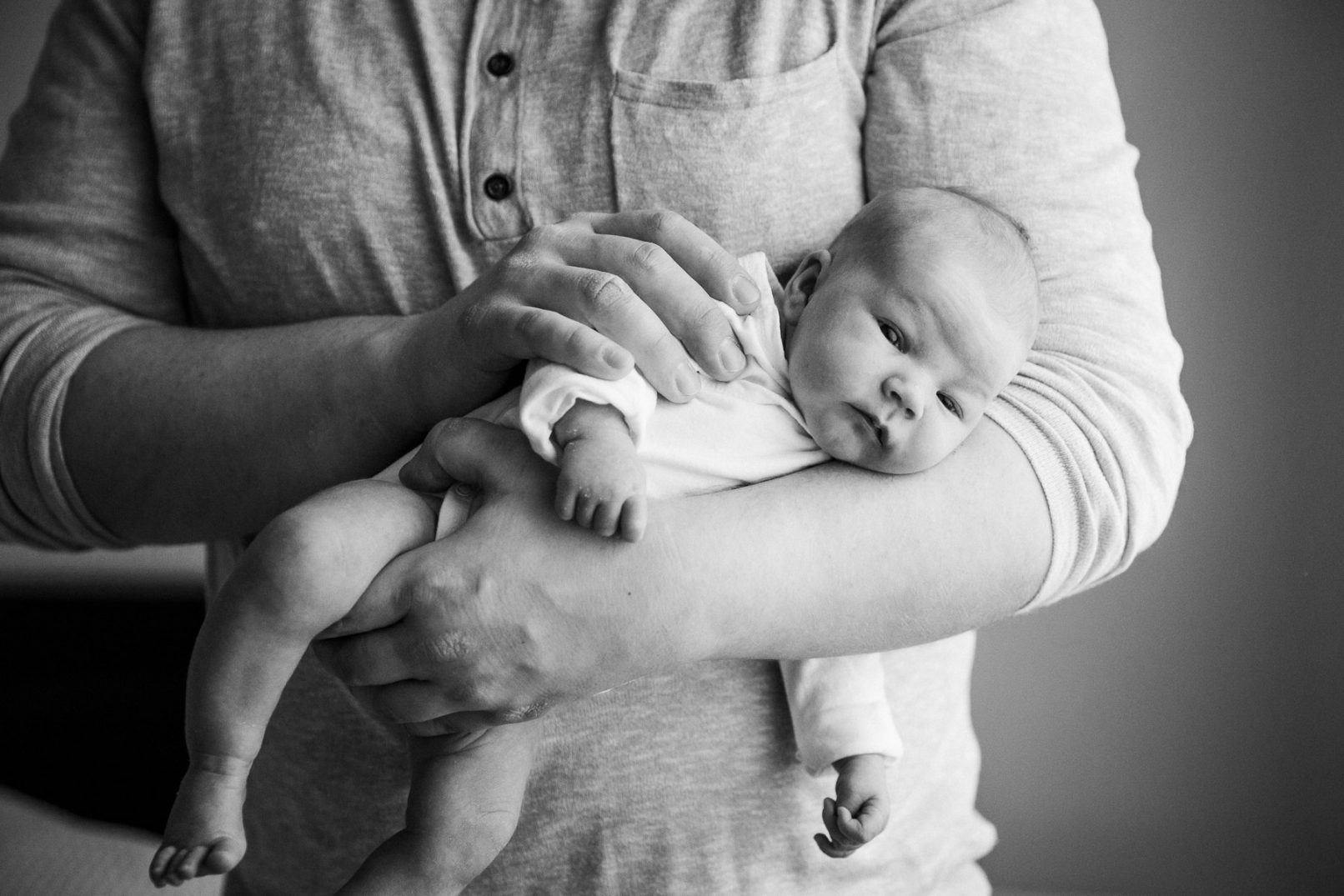 Vauvakuvaus isän käsivarsilla, Helsinki - Siru Danielsson Photography