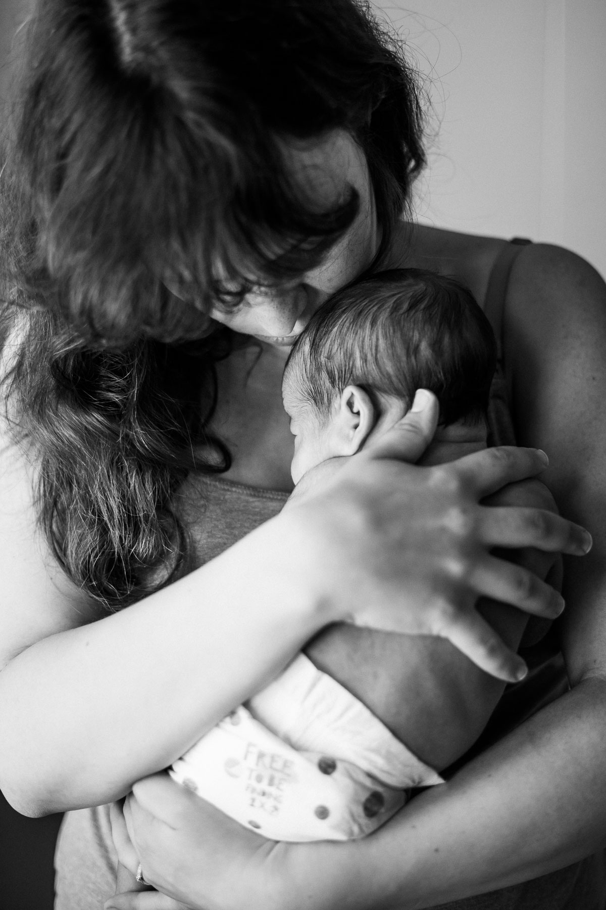 Vauvakuvaus kotona, vauva äidin sylissä, Helsinki, Siru Danielsson Photography