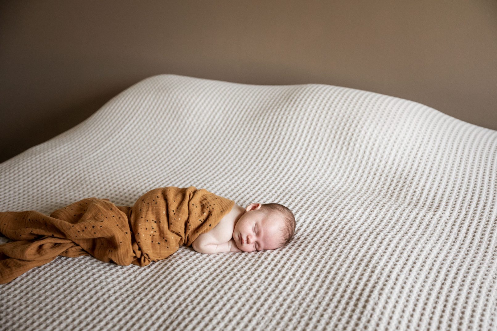 Vastasyntyneen vauvakuvaus sängyllä, Siru Danielsson Photography