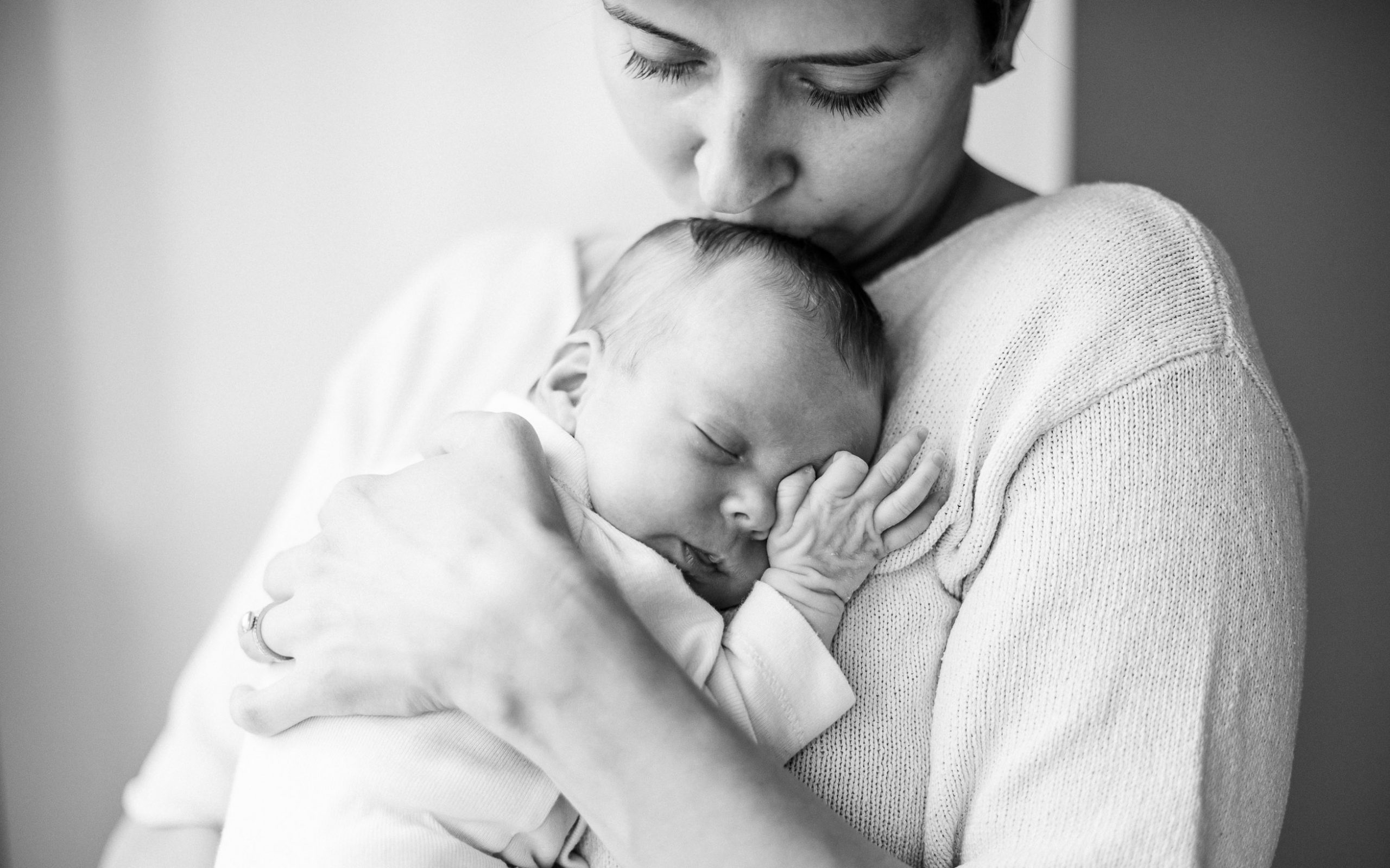 newborn-kuvaus-slider-3 Newborn-kuvaus äidin sylissä - Helsinki, Siru Danielsson Photography