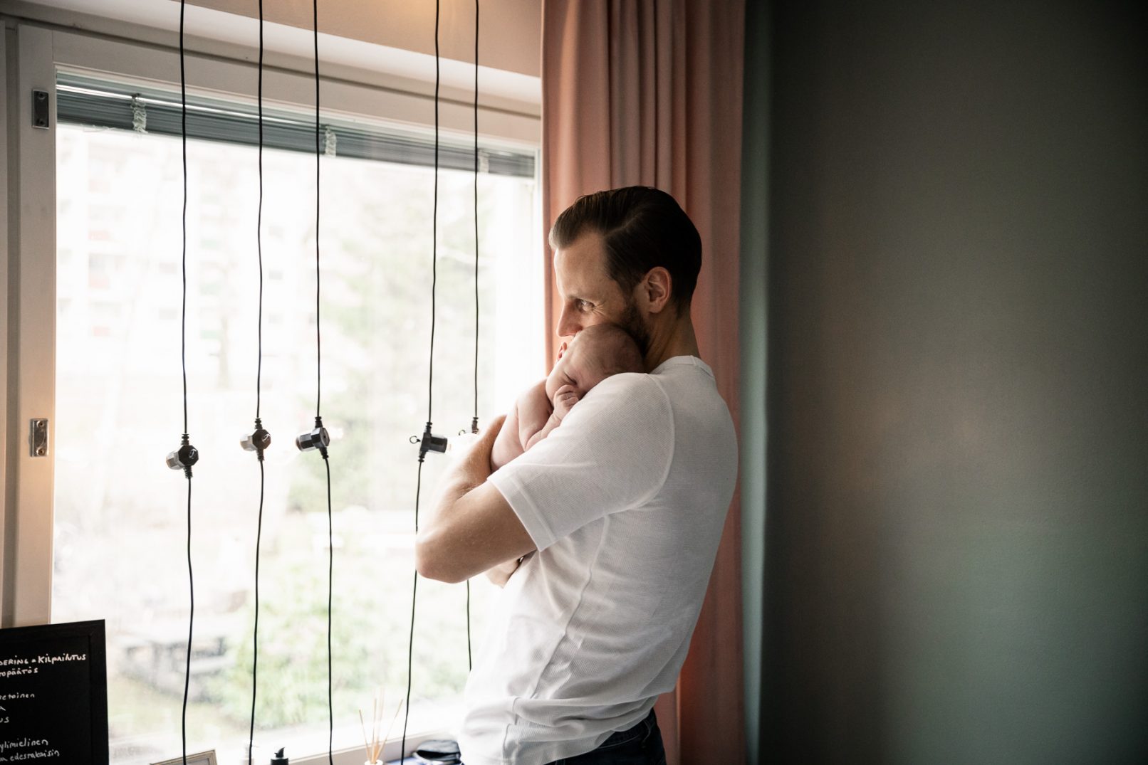 Vastastyneen kuvaus kotikuvaus, isän sylissä - Siru Danielsson Photography, Helsinki