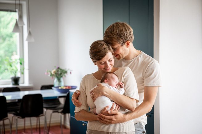 Vauvakuvaus kotona, vauvaperhe yhdessä keittiössä, Siru Danielsson Photography