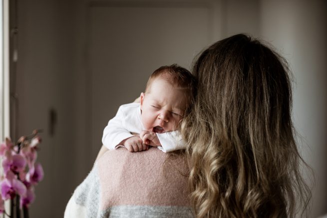 Vauvakuvaus kotona, haukotteleva vauva ja äiti, Siru Danielsson Photography