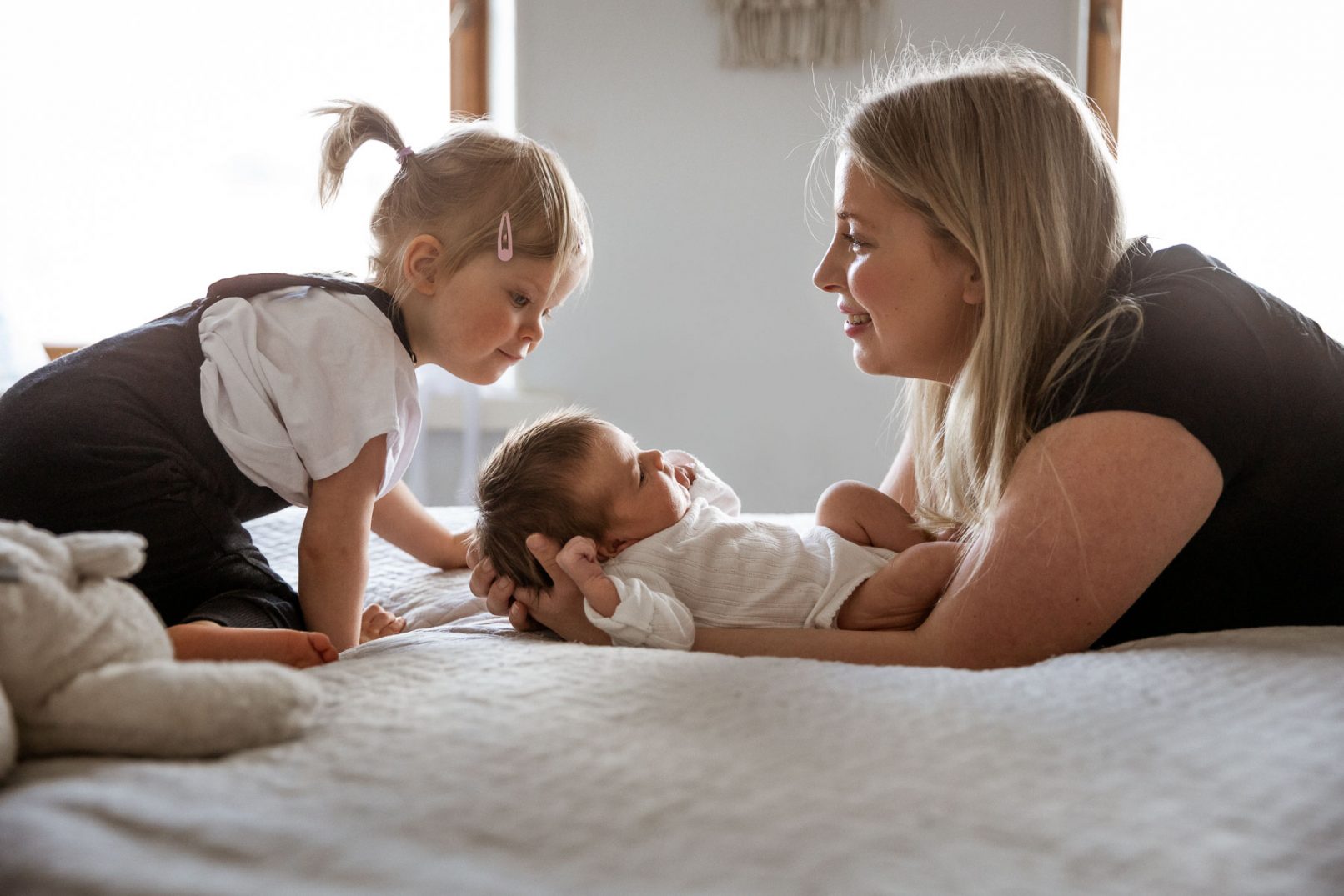 Vauvakuvaus kotona, isosiskon ihmettelyä, Siru Danielsson Photography