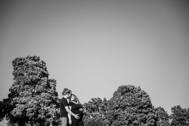 Raskauskuvaus mustavalkoinen maisema, Siru Danielsson Photography