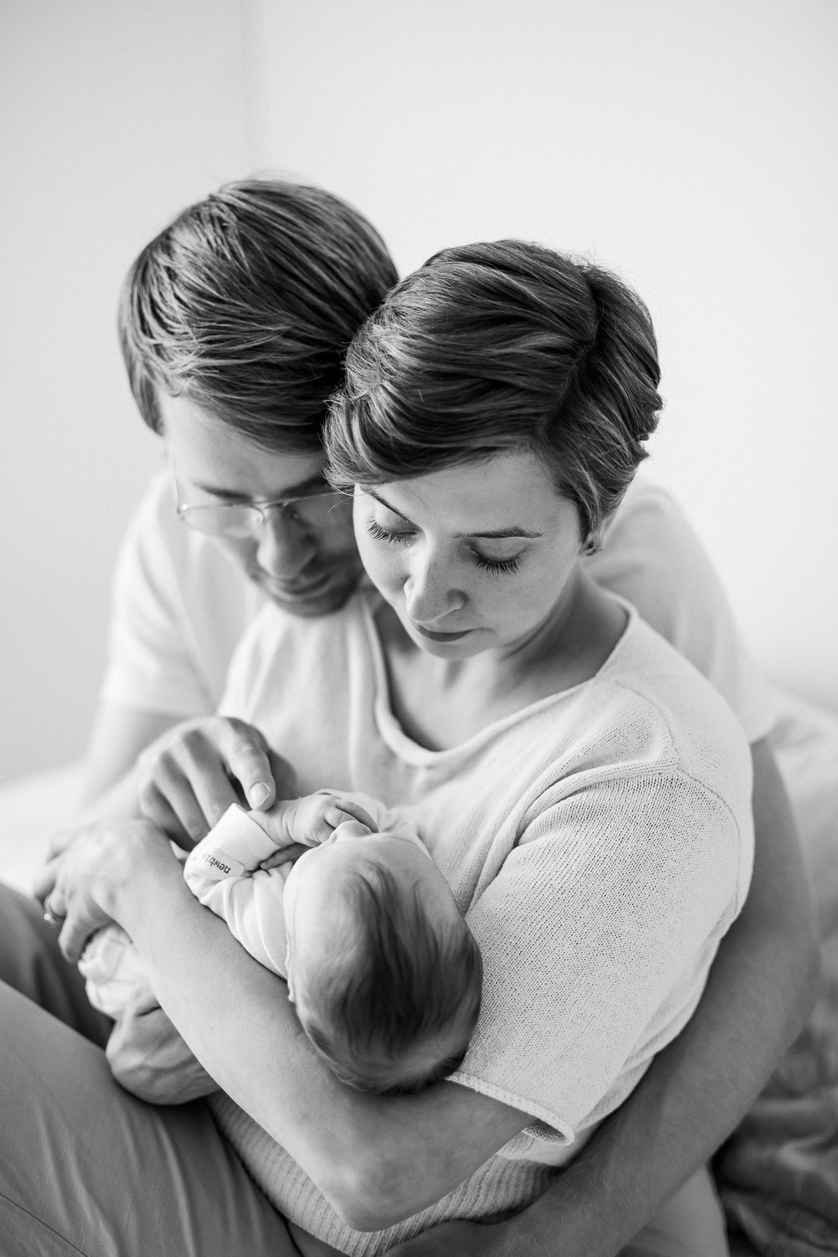 Perhe ja vastasyntynyt vauva, kotikuvaus, Siru Danielsson Photography, Helsinki