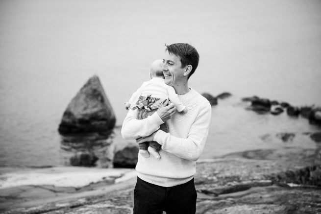 Isä ja poika, lifestyle-perhekuvaus rantakallioilla, Siru Danielsson Photography, Helsinki
