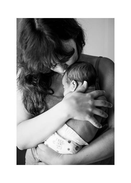 Äiti ja vastasyntynyt vauva, multavalkokuva; Siru Danielsson Photography