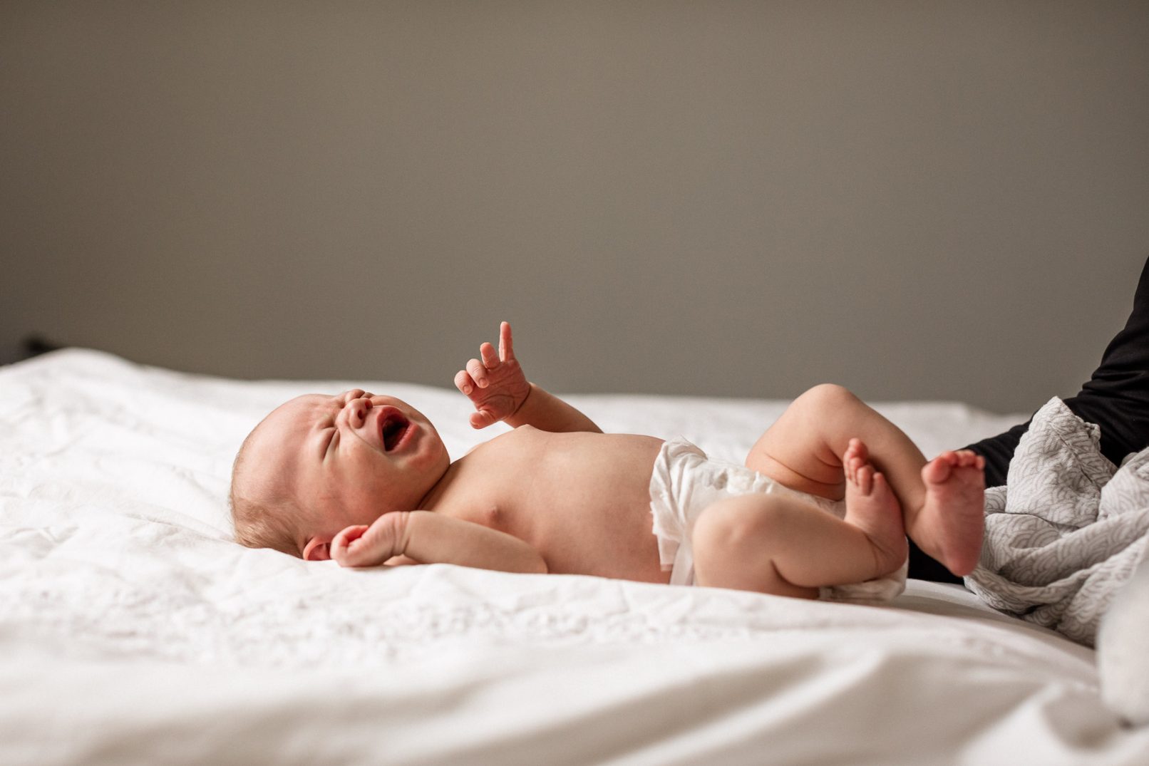 Vauva itkee, newborn-kuvaus Helsinki - Siru Danielsson Photography