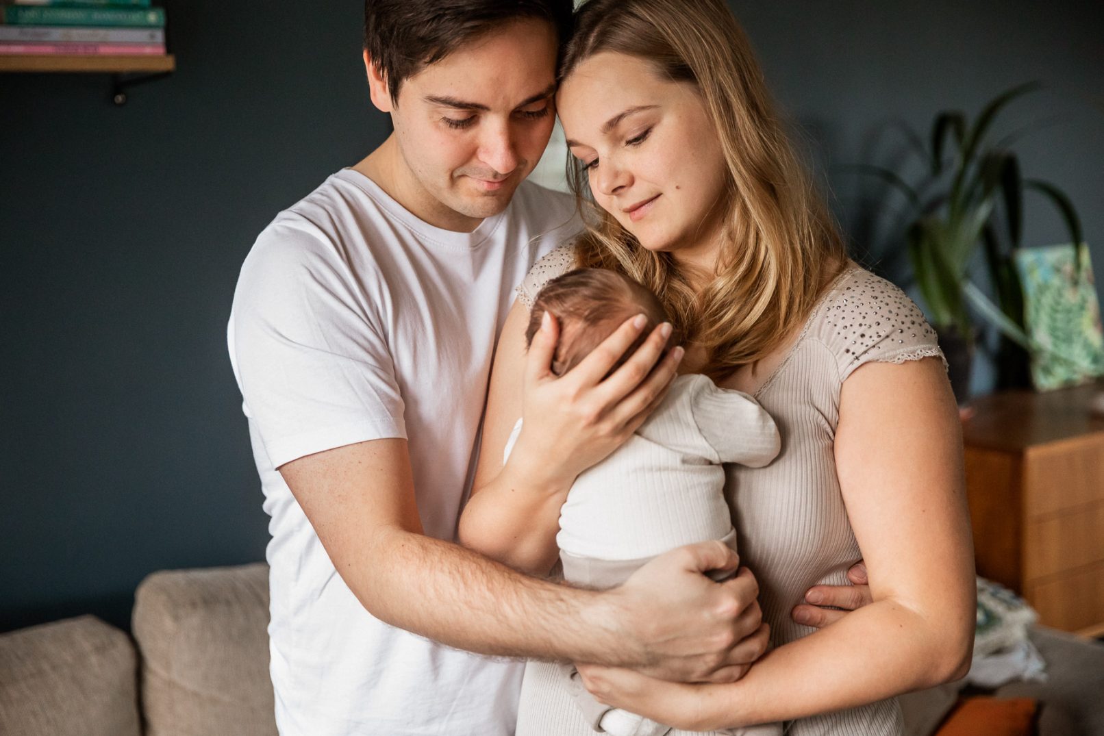 Äiti, isä ja vastasyntynyt vauva, newborn-kuvaus Helsinki - Siru Danielsson Photography