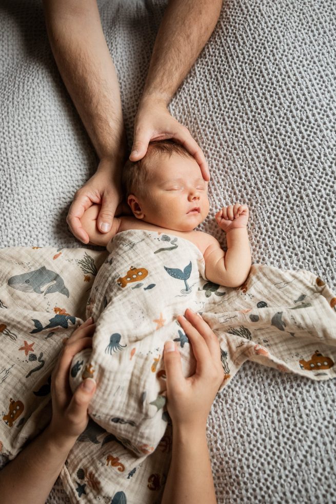 Vauva ja vanhempien kädet, newborn-kuvaus Siru Danielsson Photography - Helsinki