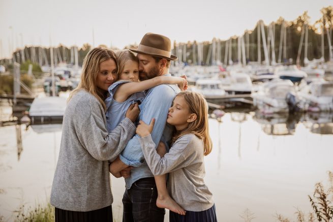 Perhekuvaus ilta-auringossa Helsinki, Espoo - Siru Danielsson Photography