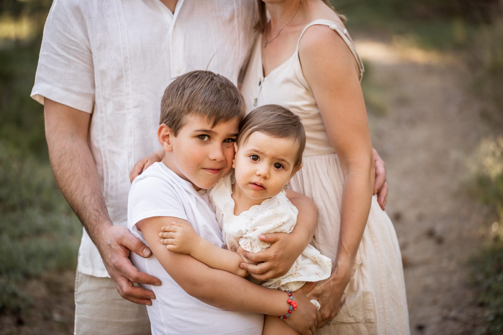 Perhekuvaus luonnossa, sisarukset halaa. Helsinki - Siru Danielsson Photogatphy
