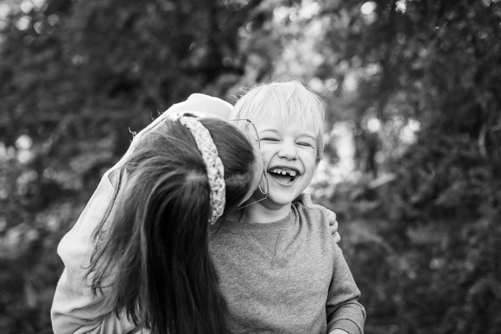Äiti ja poika yhdessä, lifestyle-perhekuvaus Helsinki - Siru Danielsson Photography