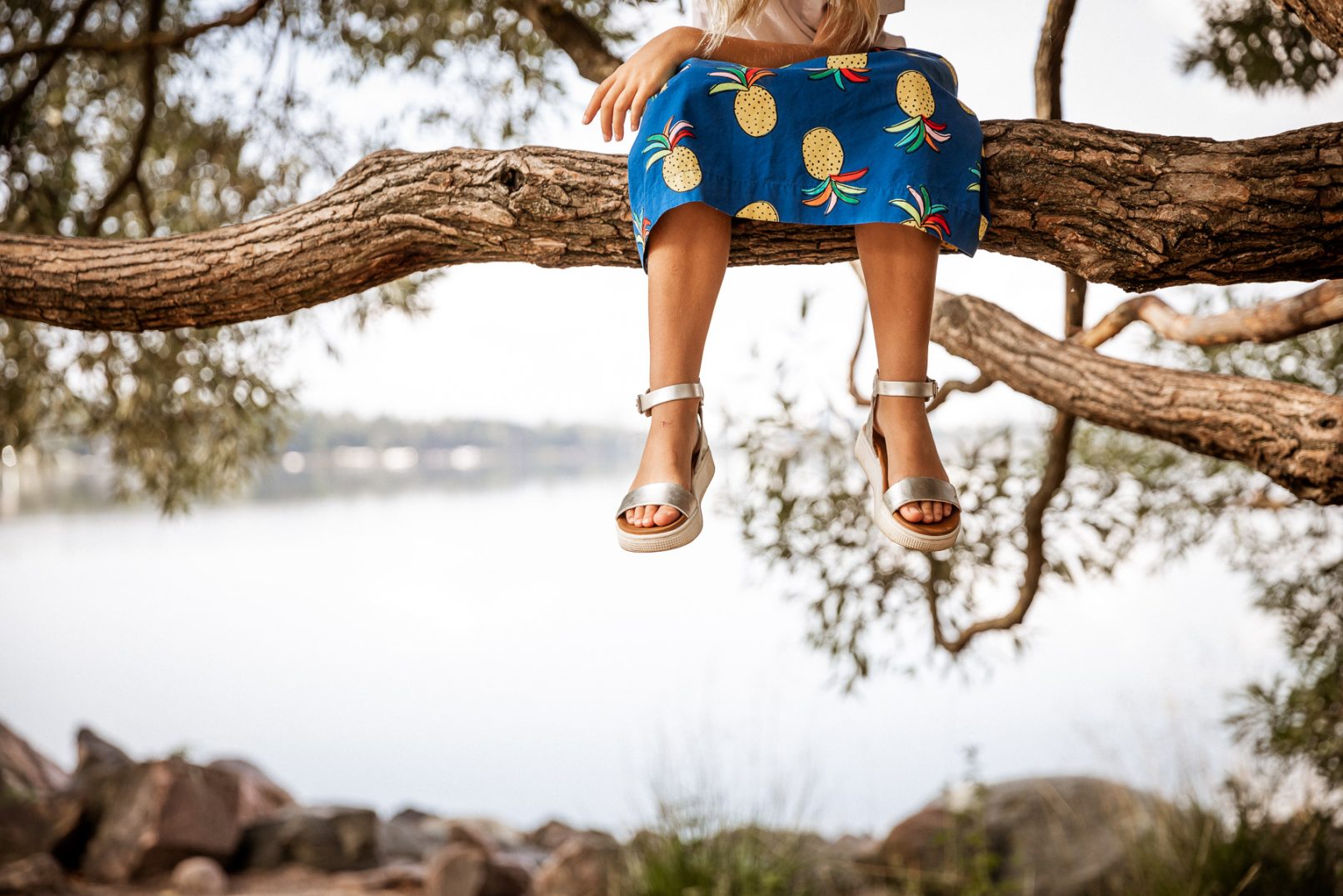 Tyttö puun oksalla, lifestyle-perhekuvaus Helsinki - Siru Danielsson Photography