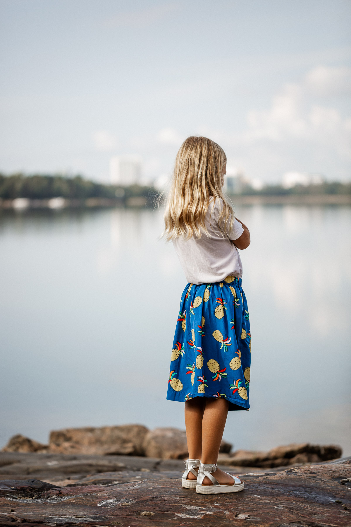 Tyttö merenrannassa, perhekuvaus Helsinki - Siru Danielsson Photography
