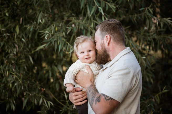 Isä ja vauva, perhekuvaus luonnossa, Helsinki - Siru Danielsson Photography