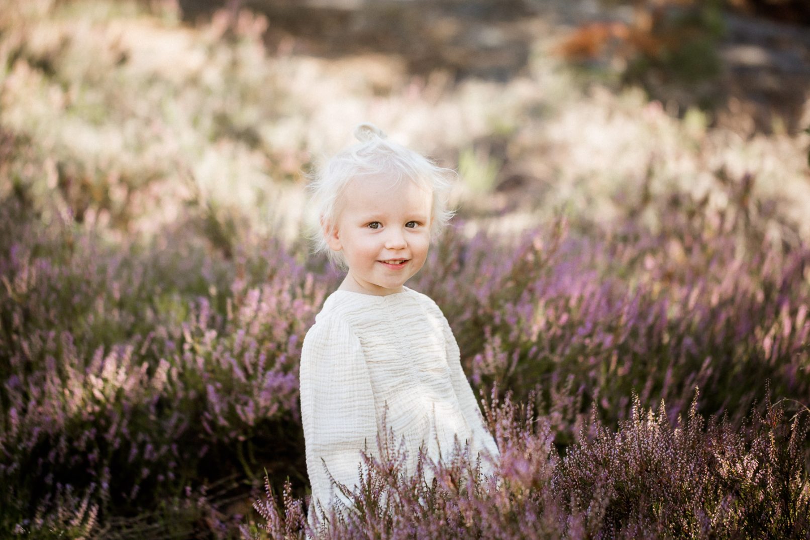 Tyttö ja kanervat, lapsikuvaus, Helsinki - Siru Danielsson Photography