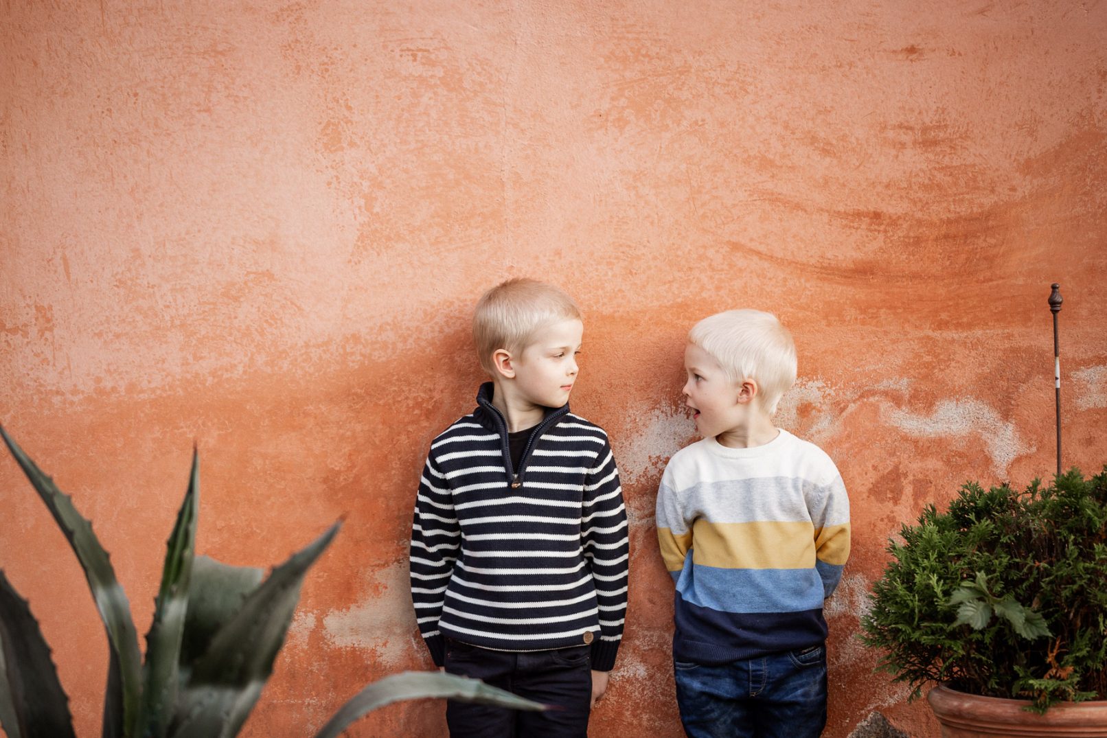 Veljekset, perhekuvaus miljöössä, Helsinki - Siru Danielsson Photography