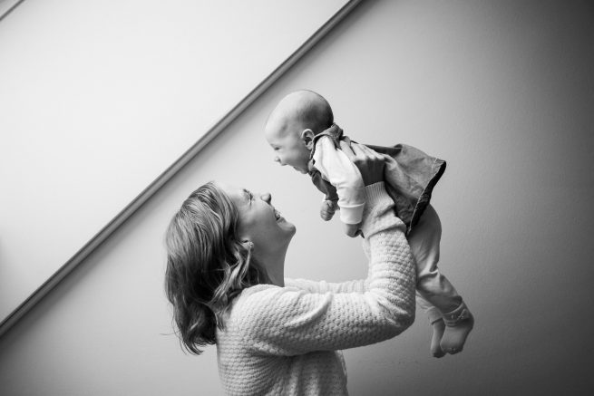 Vauvakuvaus kotona, äiti ja vauva - Helsinki - Siru Danielsson Photography